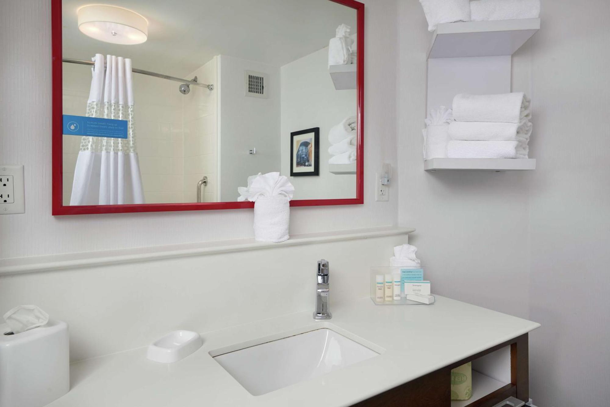 Hampton Inn Хановер Экстерьер фото